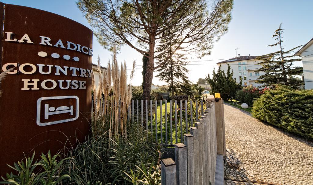 Hotel Country House La Radice Чивитанова Марке Екстериор снимка