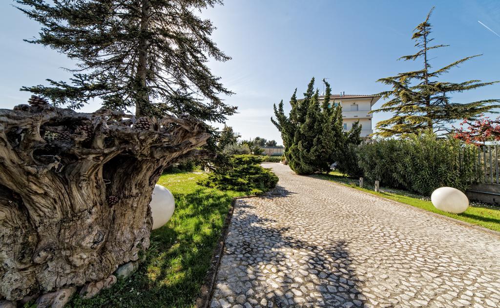 Hotel Country House La Radice Чивитанова Марке Екстериор снимка