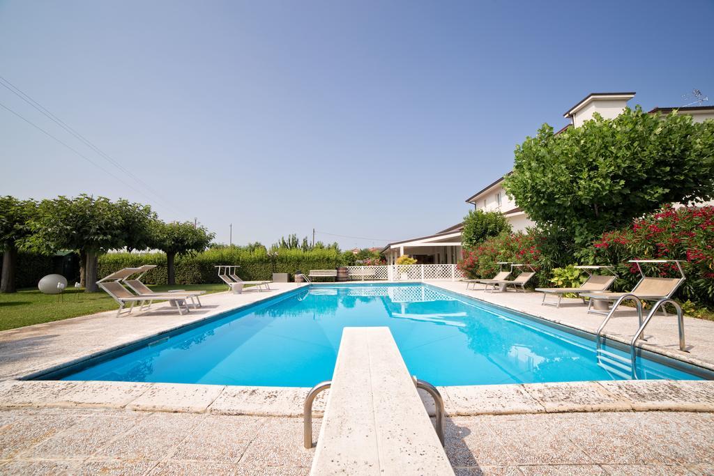 Hotel Country House La Radice Чивитанова Марке Екстериор снимка