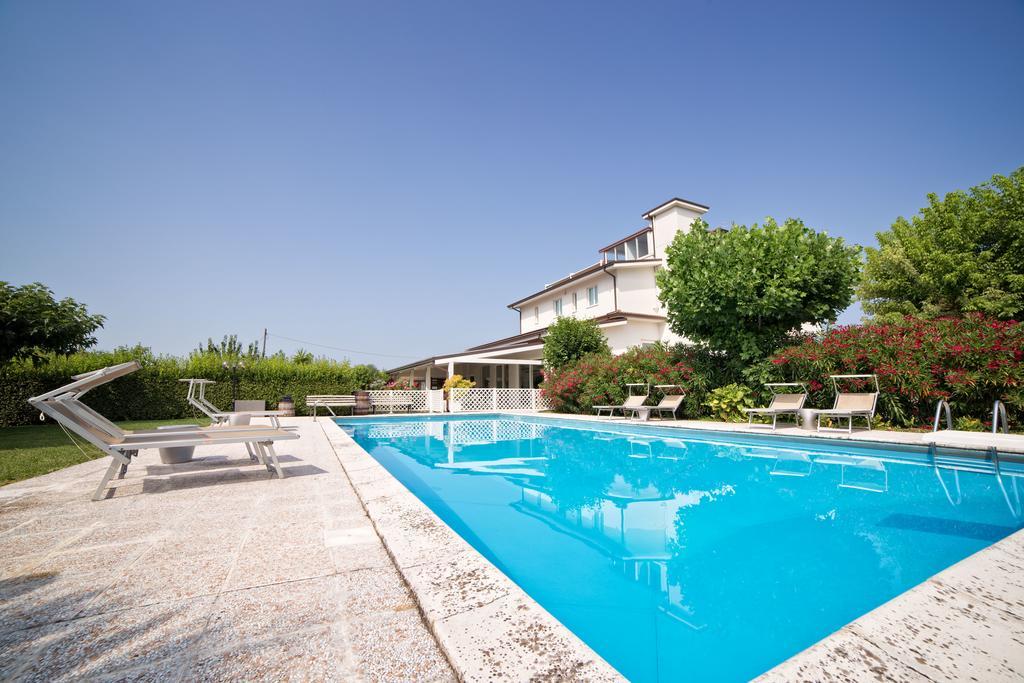 Hotel Country House La Radice Чивитанова Марке Екстериор снимка