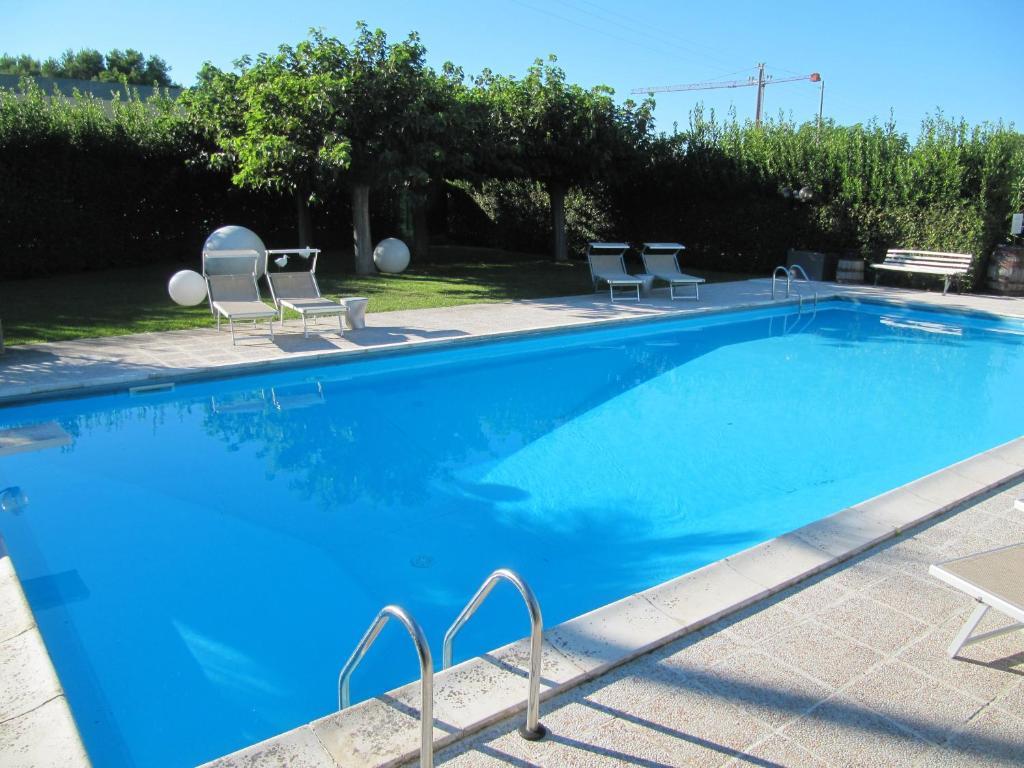 Hotel Country House La Radice Чивитанова Марке Екстериор снимка
